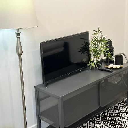 Modern Flat In Central Egham By Windsor Castle, Staines-Upon-Thames And Heathrow Airport Buitenkant foto