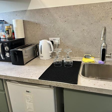 Modern Flat In Central Egham By Windsor Castle, Staines-Upon-Thames And Heathrow Airport Buitenkant foto