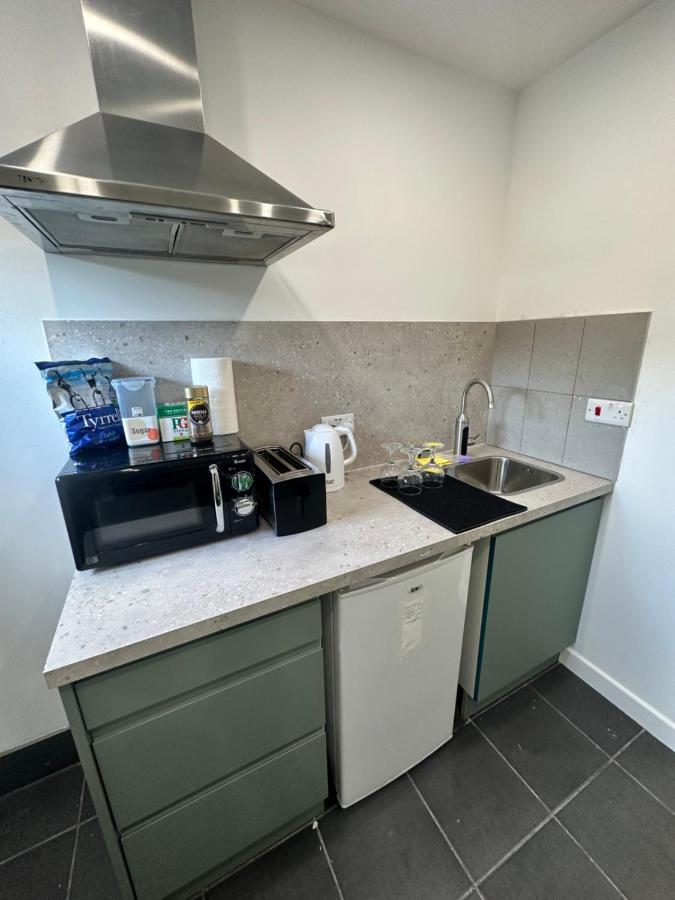 Modern Flat In Central Egham By Windsor Castle, Staines-Upon-Thames And Heathrow Airport Buitenkant foto