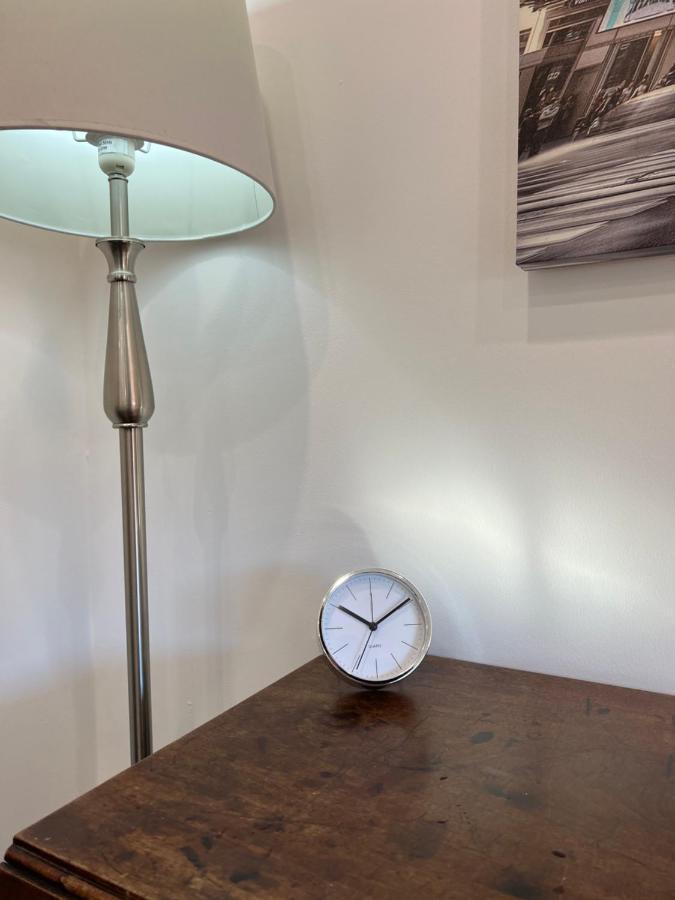 Modern Flat In Central Egham By Windsor Castle, Staines-Upon-Thames And Heathrow Airport Buitenkant foto