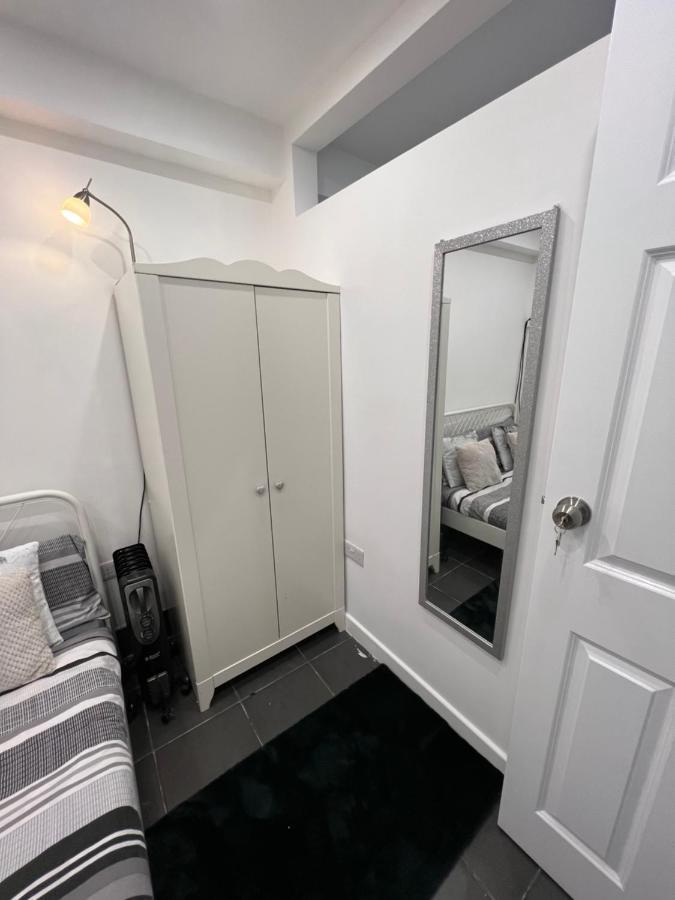 Modern Flat In Central Egham By Windsor Castle, Staines-Upon-Thames And Heathrow Airport Buitenkant foto