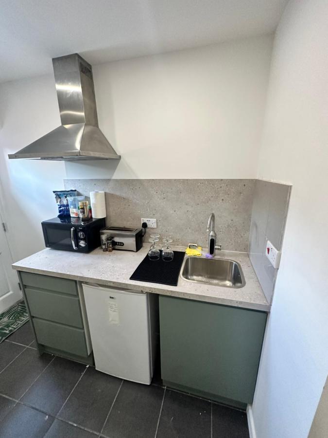 Modern Flat In Central Egham By Windsor Castle, Staines-Upon-Thames And Heathrow Airport Buitenkant foto