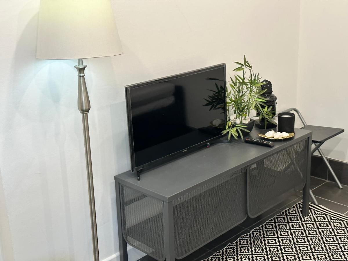 Modern Flat In Central Egham By Windsor Castle, Staines-Upon-Thames And Heathrow Airport Buitenkant foto