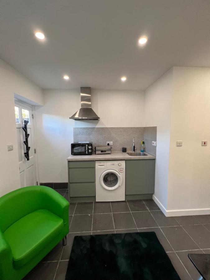 Modern Flat In Central Egham By Windsor Castle, Staines-Upon-Thames And Heathrow Airport Buitenkant foto