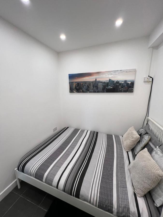 Modern Flat In Central Egham By Windsor Castle, Staines-Upon-Thames And Heathrow Airport Buitenkant foto