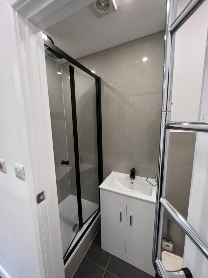 Modern Flat In Central Egham By Windsor Castle, Staines-Upon-Thames And Heathrow Airport Buitenkant foto